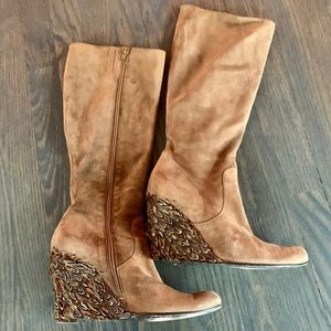 Super cool wedge boots with feather detail